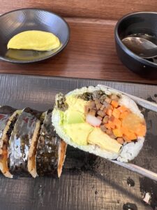 パルガンモジャキムパッ　アボカドキンパ