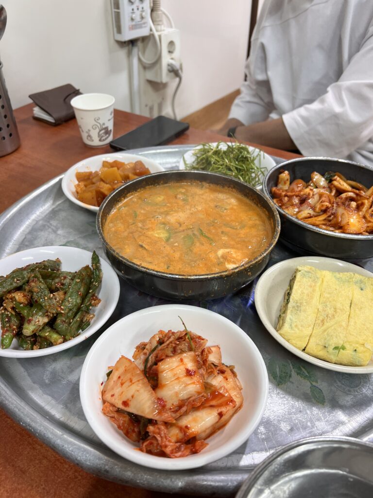 スンウネ食堂のチゲとイカ炒め