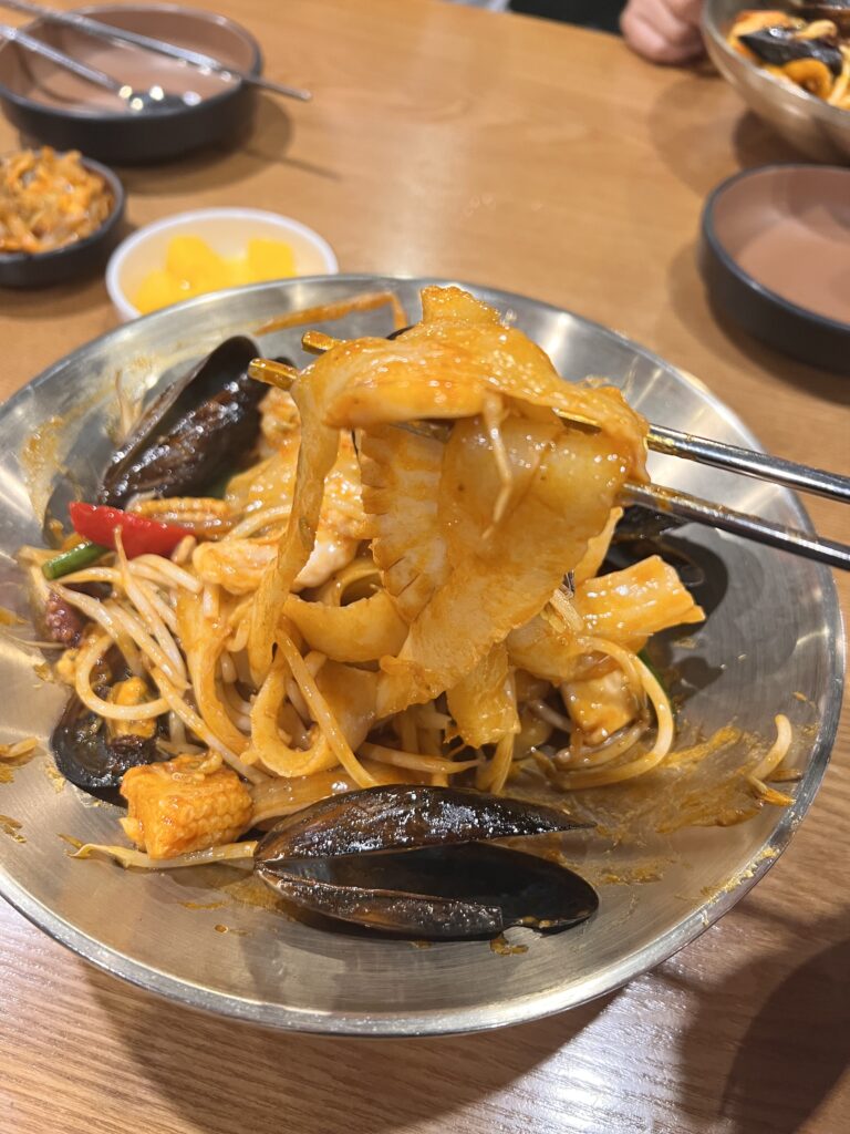 蘭州刀削面の海鮮ジャージャー麺